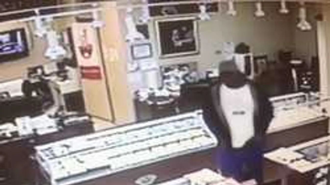 Így lovasított meg egy 30 milliós ékszert a belvárosi boltból egy férfi - videó