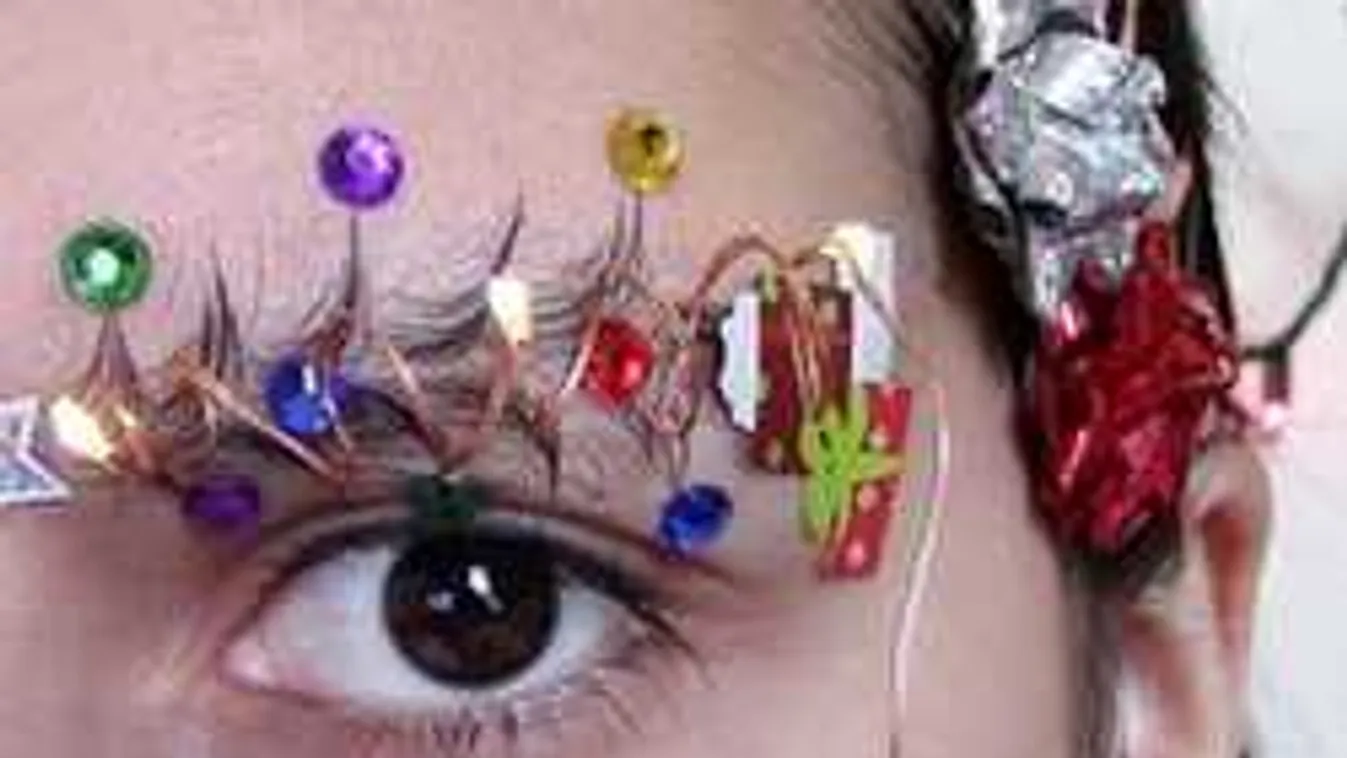 Õrület, itt a karácsonyfa-szemöldök! Láttál már ilyet?