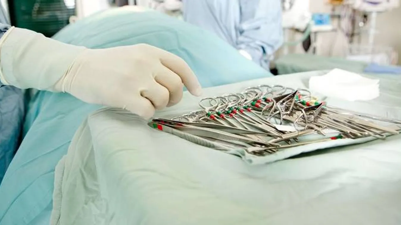 A világon elsőként kettős váll- és karátültetést végeztek Franciaországban