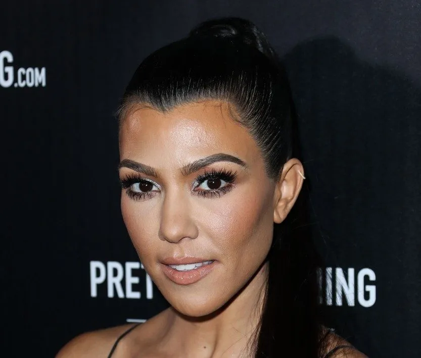 Kourtney Kardashian szexi ruhában támogatta férjét a vörös szőnyegen