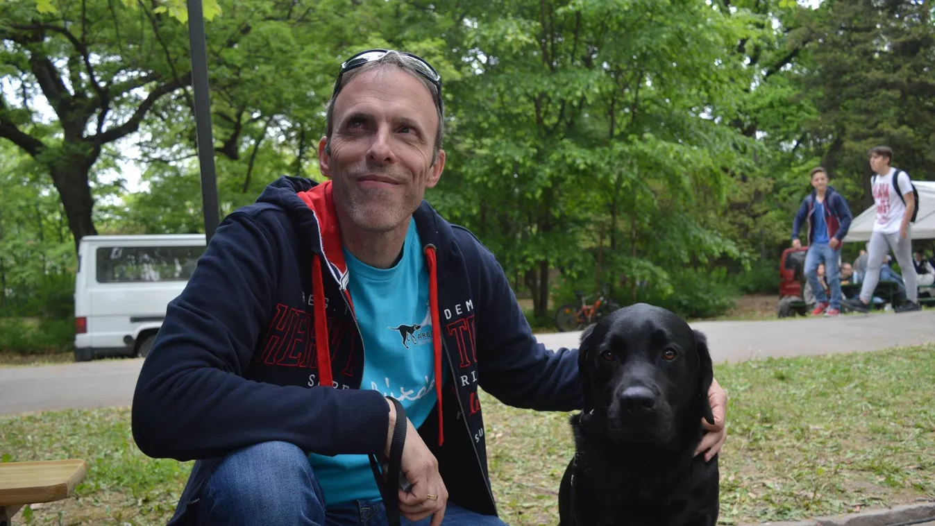 „Vegye ölbe a kutyáját” – ordította a vak férfinak a biztonsági őr a szegedi plázában