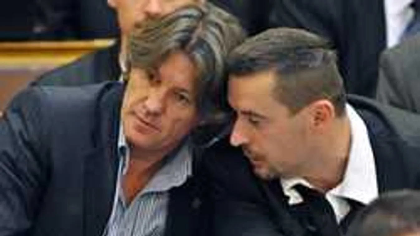 Elszabadult a pokol a Jobbikban: Lószellentéshez hasonlították Toroczkait és Dúró Dórát