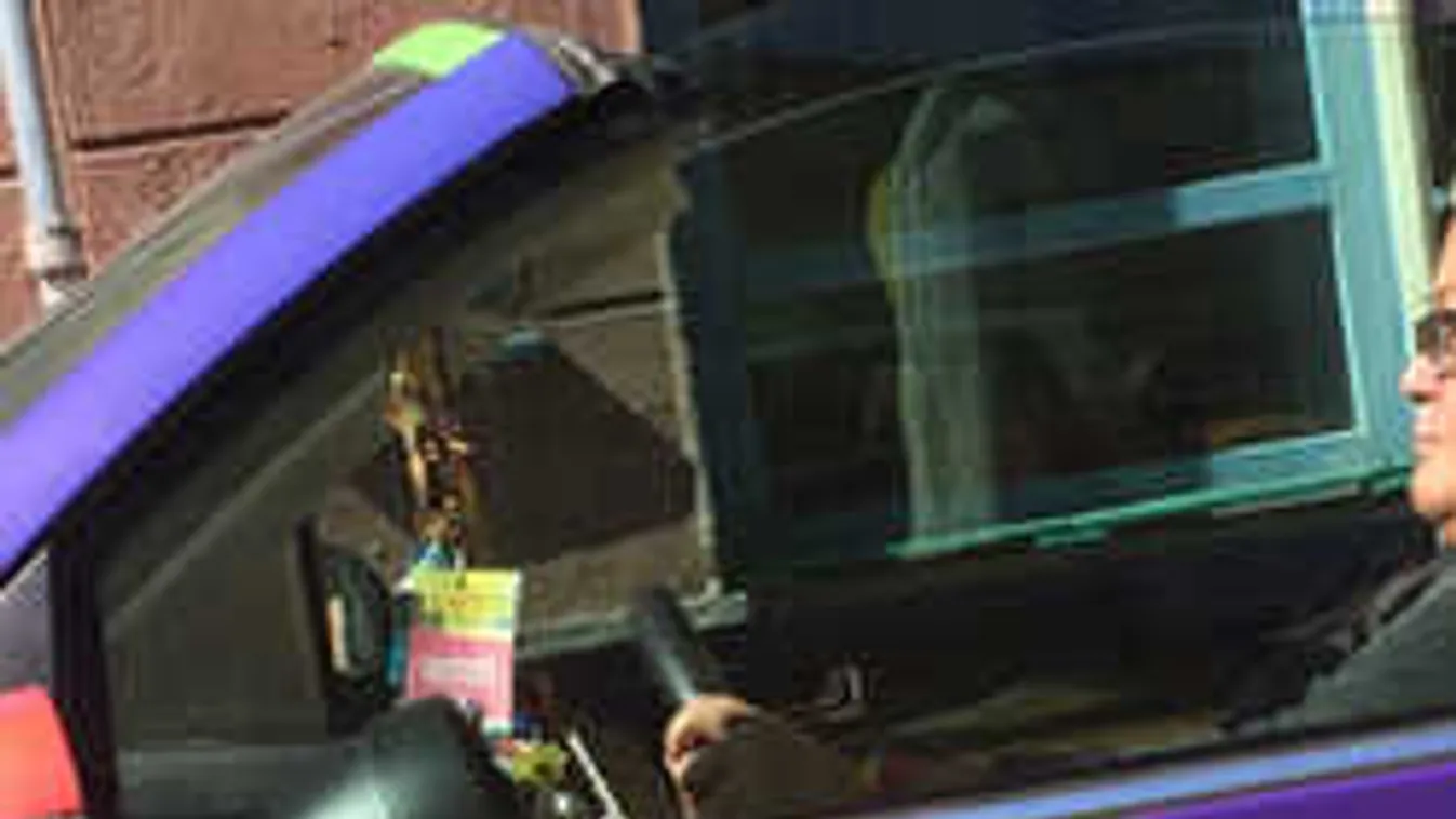 Sosem találnád ki, milyen autója van a népszerű magyar sztárnak!