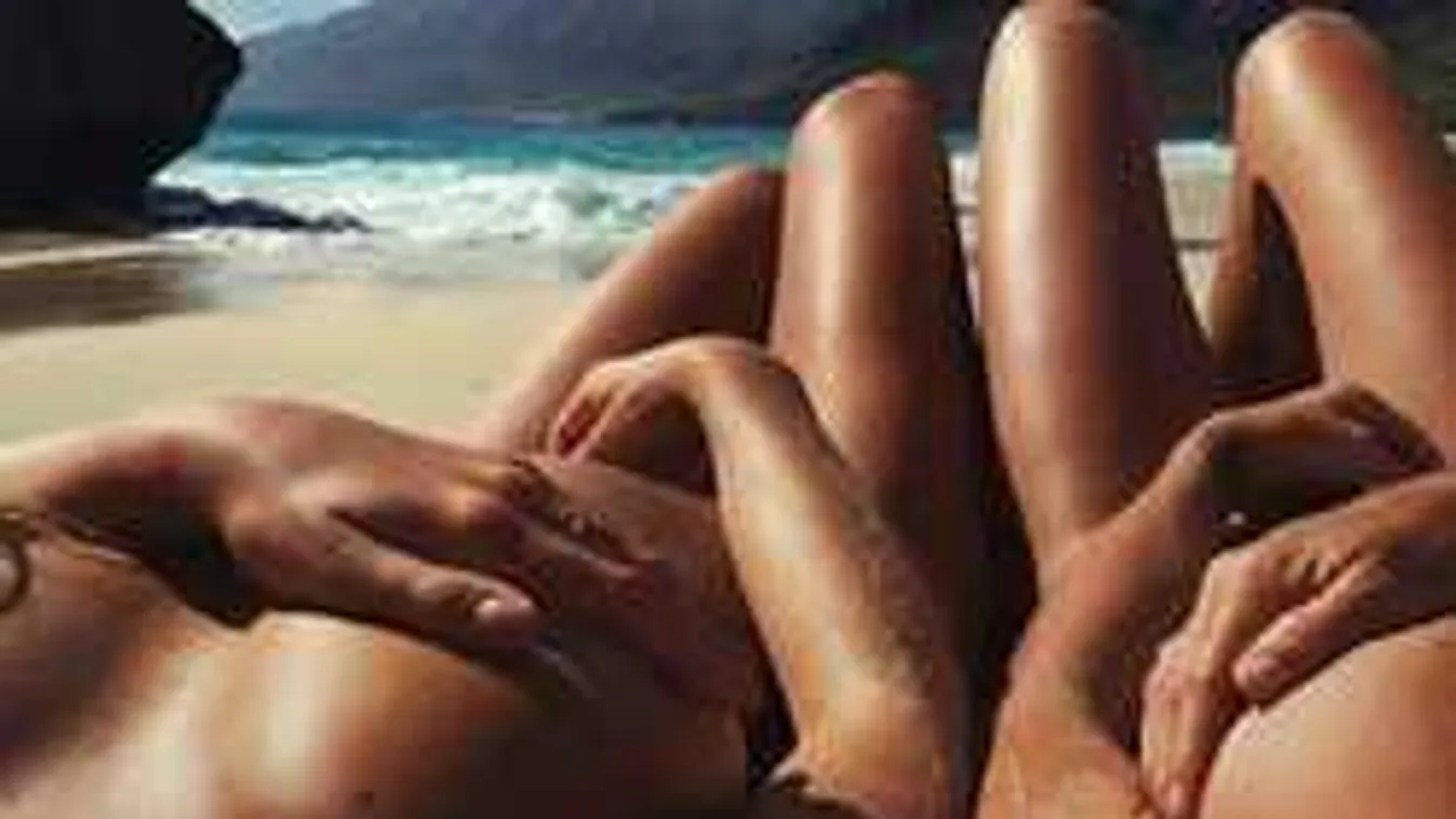 Ledobták a bikinifelsőjüket a fiatal lányok a strandon!