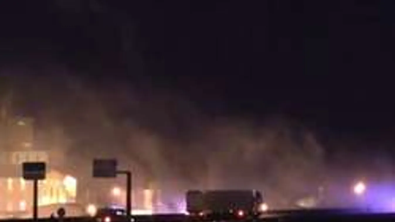 Kövekkel dobálták és vasrudakkal fenyegették a rendőröket a migránsok