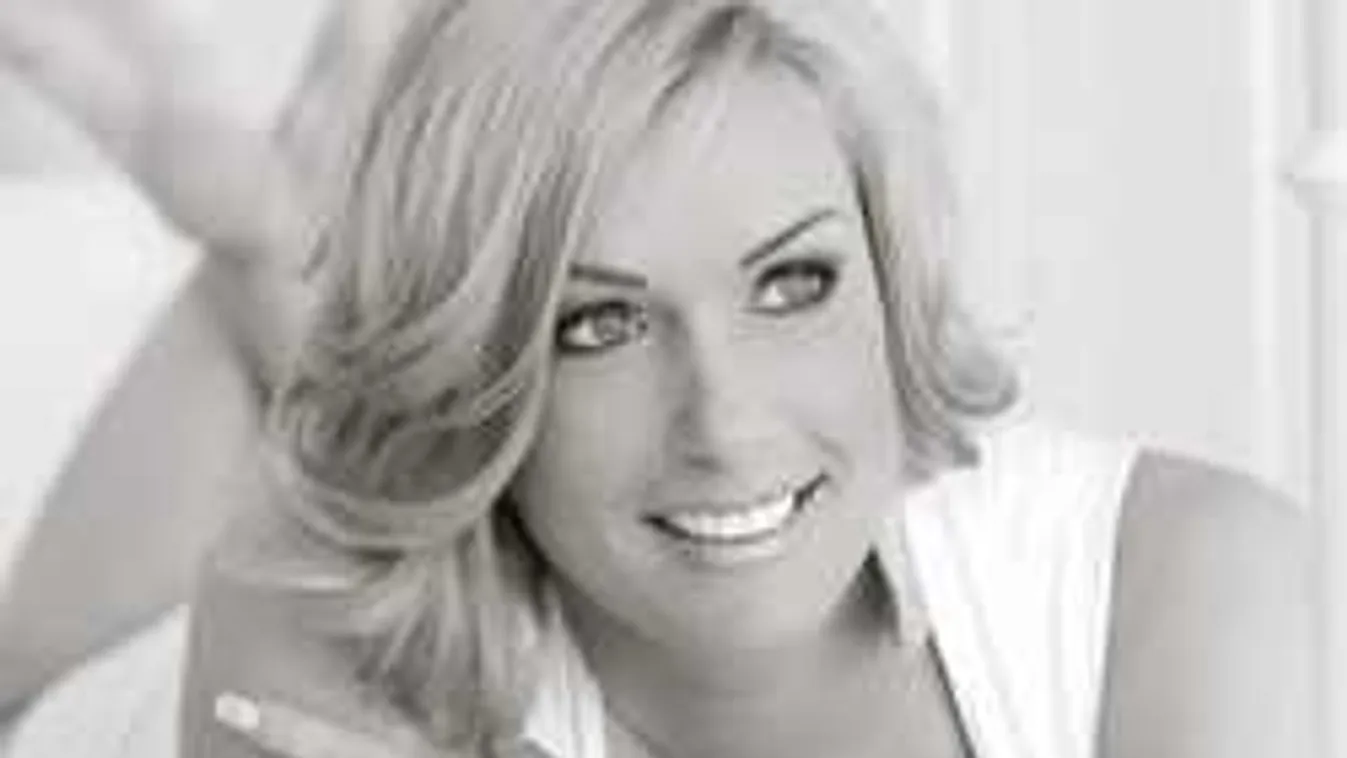 Műtét után megmutatta formás kebleit Molnár Anikó