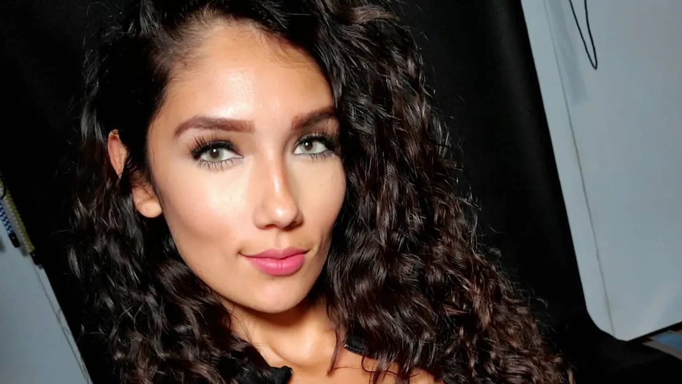 Elképesztő idomok, megvillantotta kebleit a vadóc edzőlány