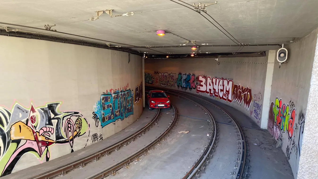 Elképesztő videó: a villamos alagútjába hajtott egy autó Budapesten!