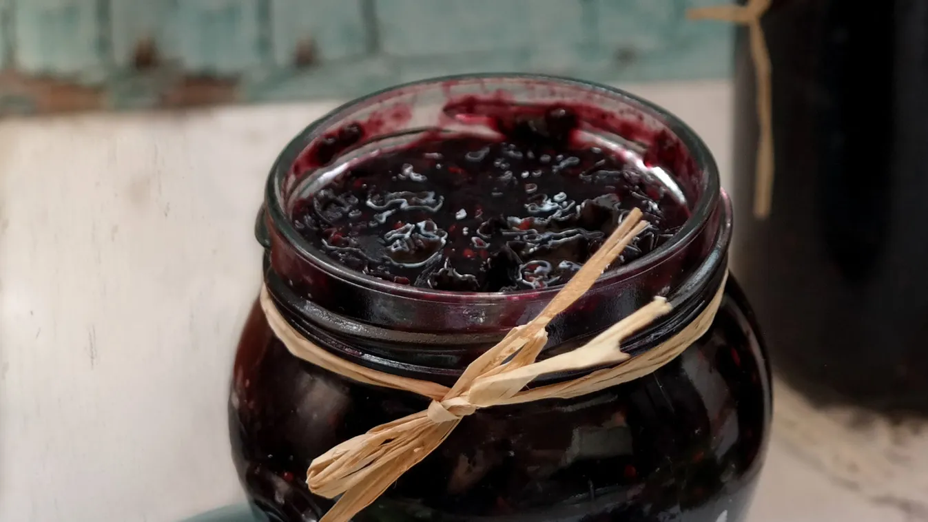 Erdő-mező most ontja az értékes bogyókat, így készül a gyógyító bodzalekvár