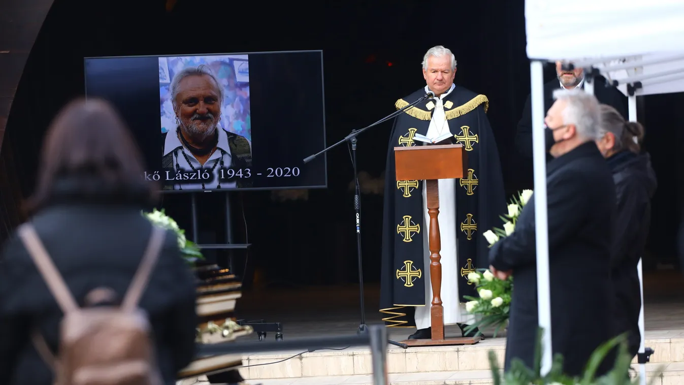 Összeomlott a koporsónál Benkő László özvegye és fia