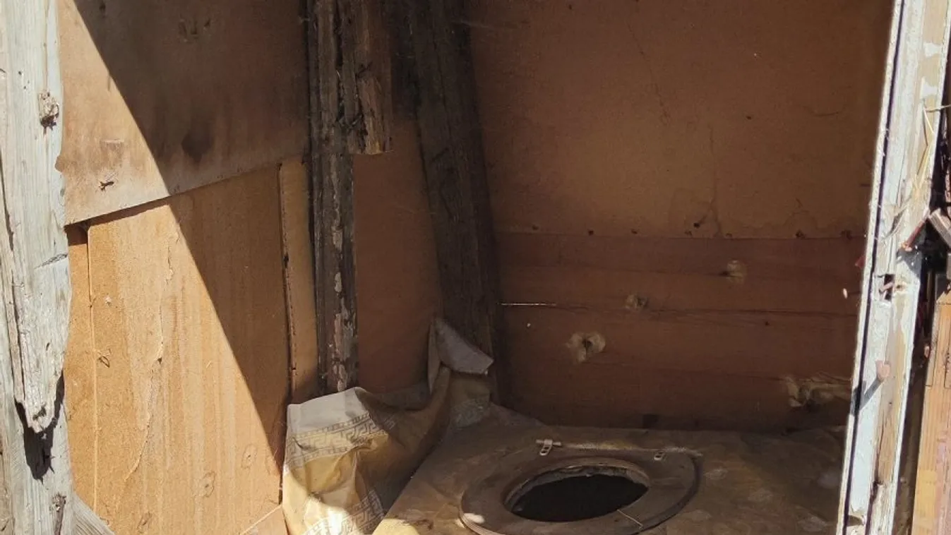 Nem hittek a szemüknek a magyar rendőrök, amikor berontottak a pottyantós vécébe