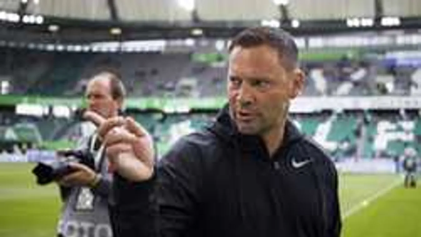 Áll a bál Berlinben, Dárdainak beszólt egy focista