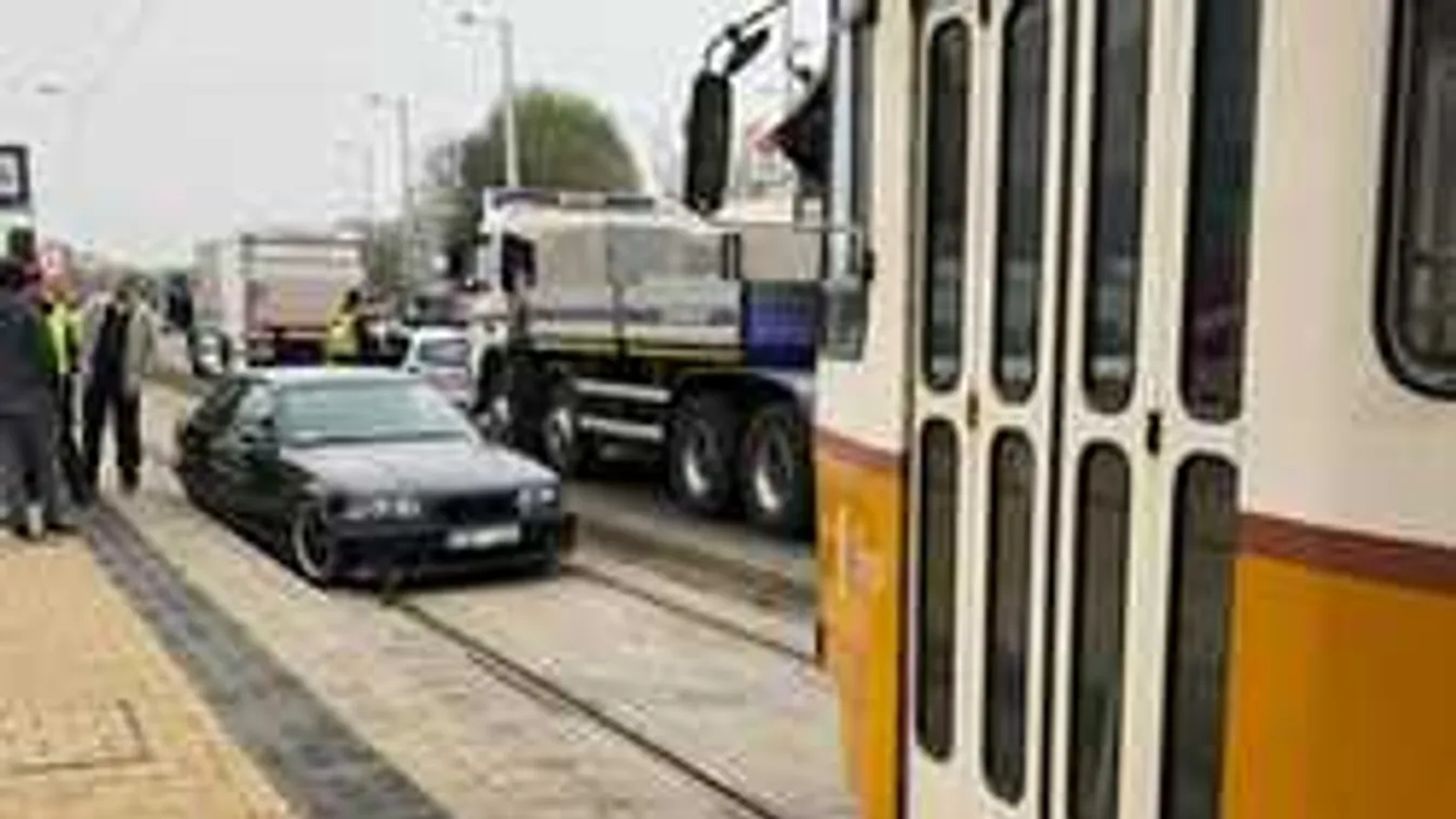 Extrém baleset a fővárosban, ezért stoppolnak a villamosra várakozók