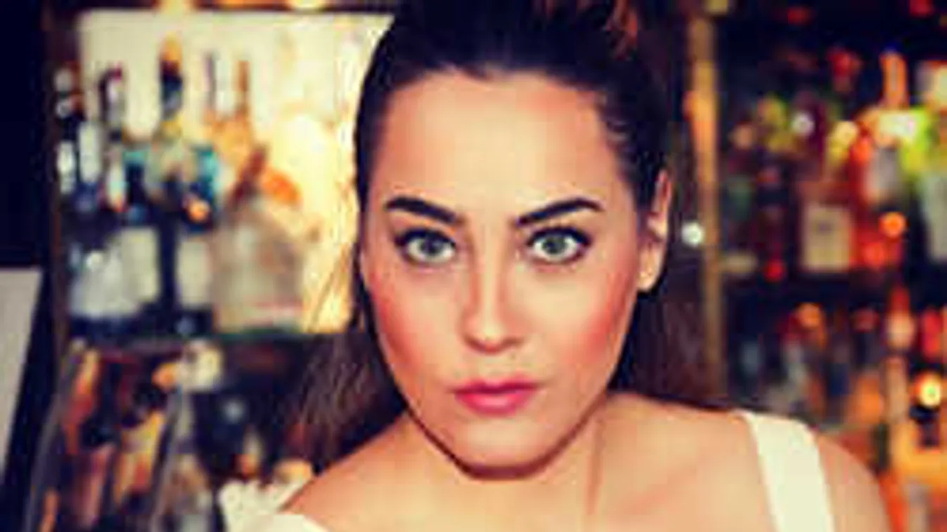 Lesd meg, a fürdőkádban simogatja kerek melleit a népszerű bombázó