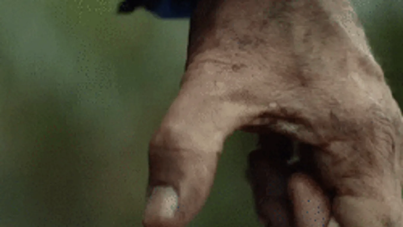 Normális? Laza cigi a 4-es metrón