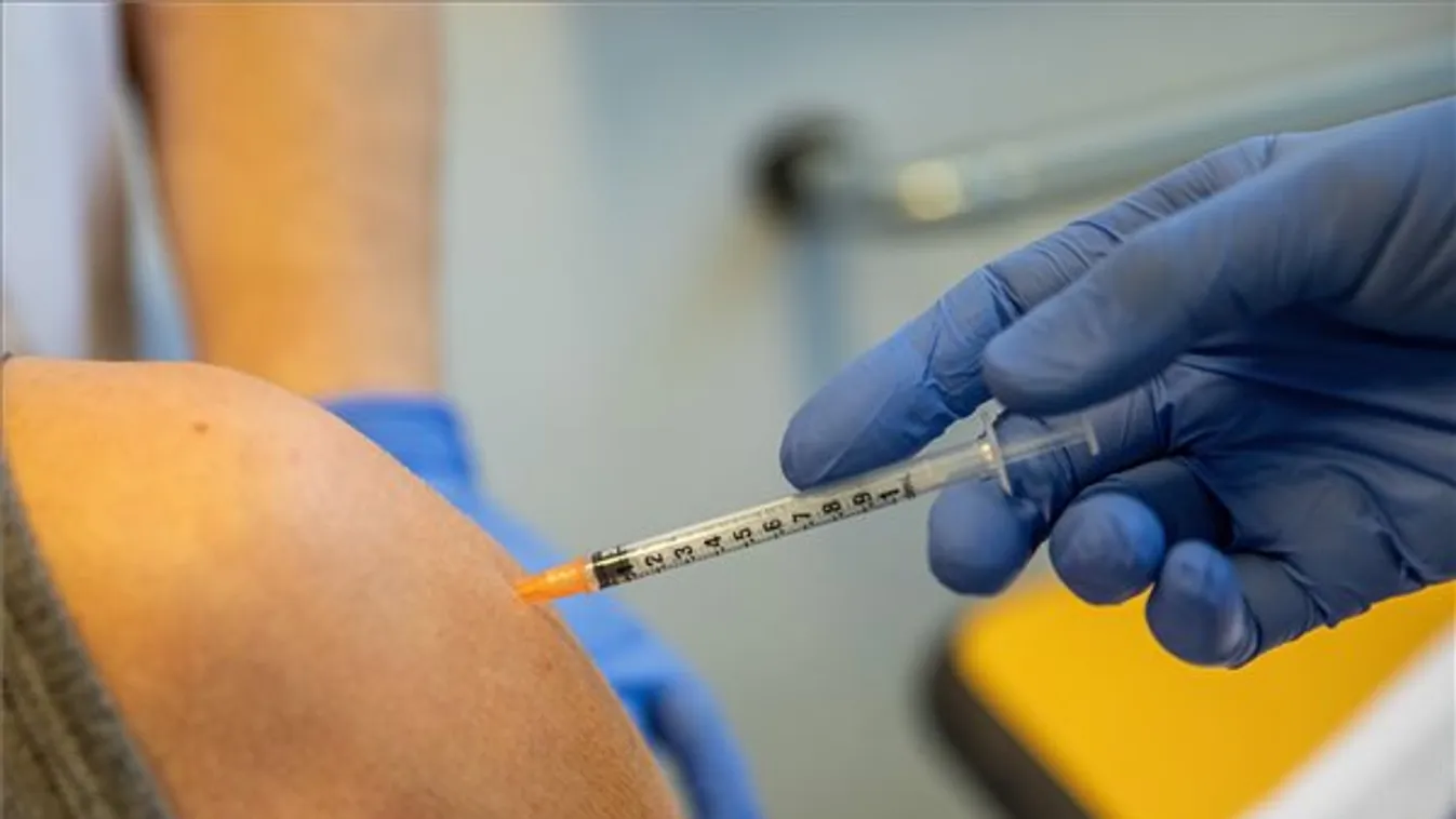 Takács Zsuzsanna belgyógyász beolt egy idős férfit a Pfizer-BioNtech koronavírus elleni vakcinájával az orosházi Dr. László Elek Kórház és Rendelőintézet oltópontján
