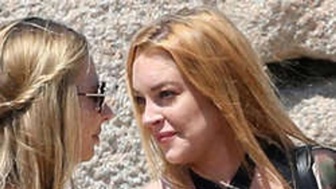 Az utcán buggyantak ki a színésznő mellei