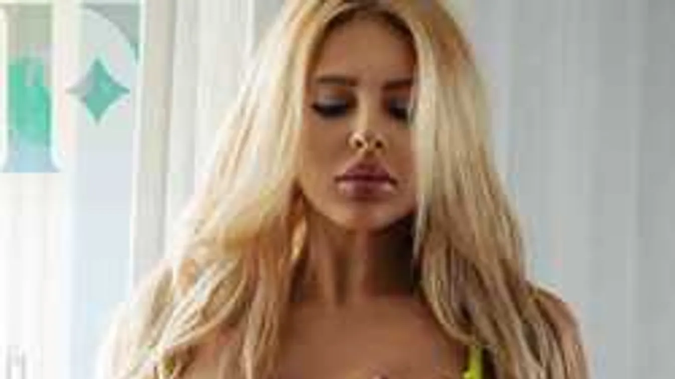 Meztelen nyújtózik ágyában a gigamellű álomnő