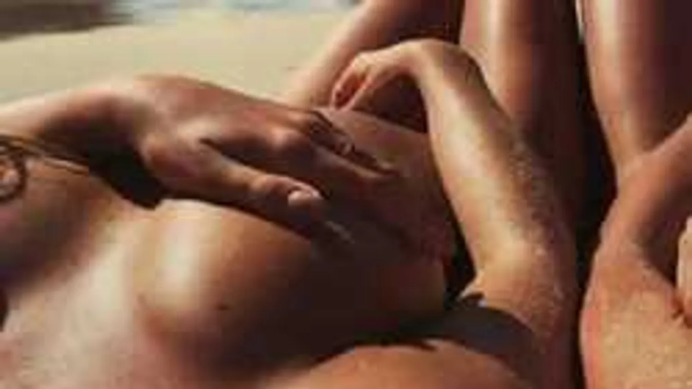 Éjszakai fürdőzés közben villantotta meg mindenét a bulizó lány