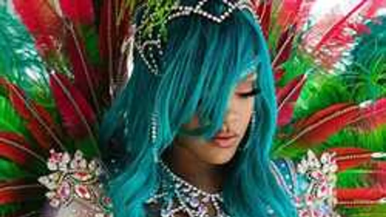 Ennyire merész ruhában sem bulizott még a szexi sztár!