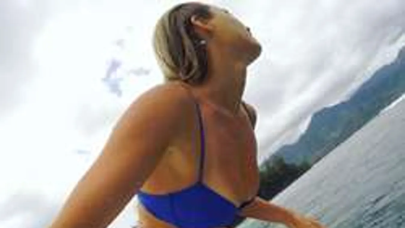 Főzés közben villant cicit a világbajnok testű szörfös csaj