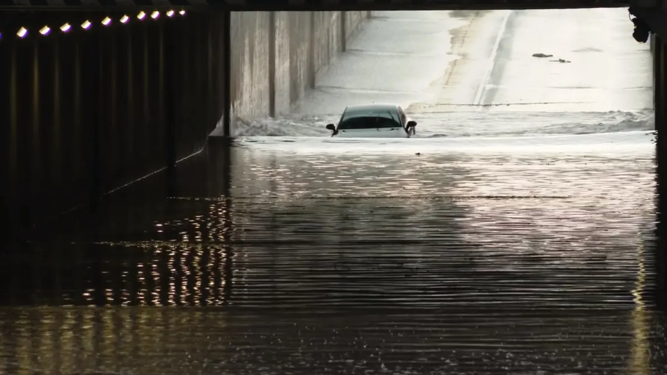 Kocsijával akart átgázolni a vízzel teli aluljáróban, nem járt sikerrel – videó