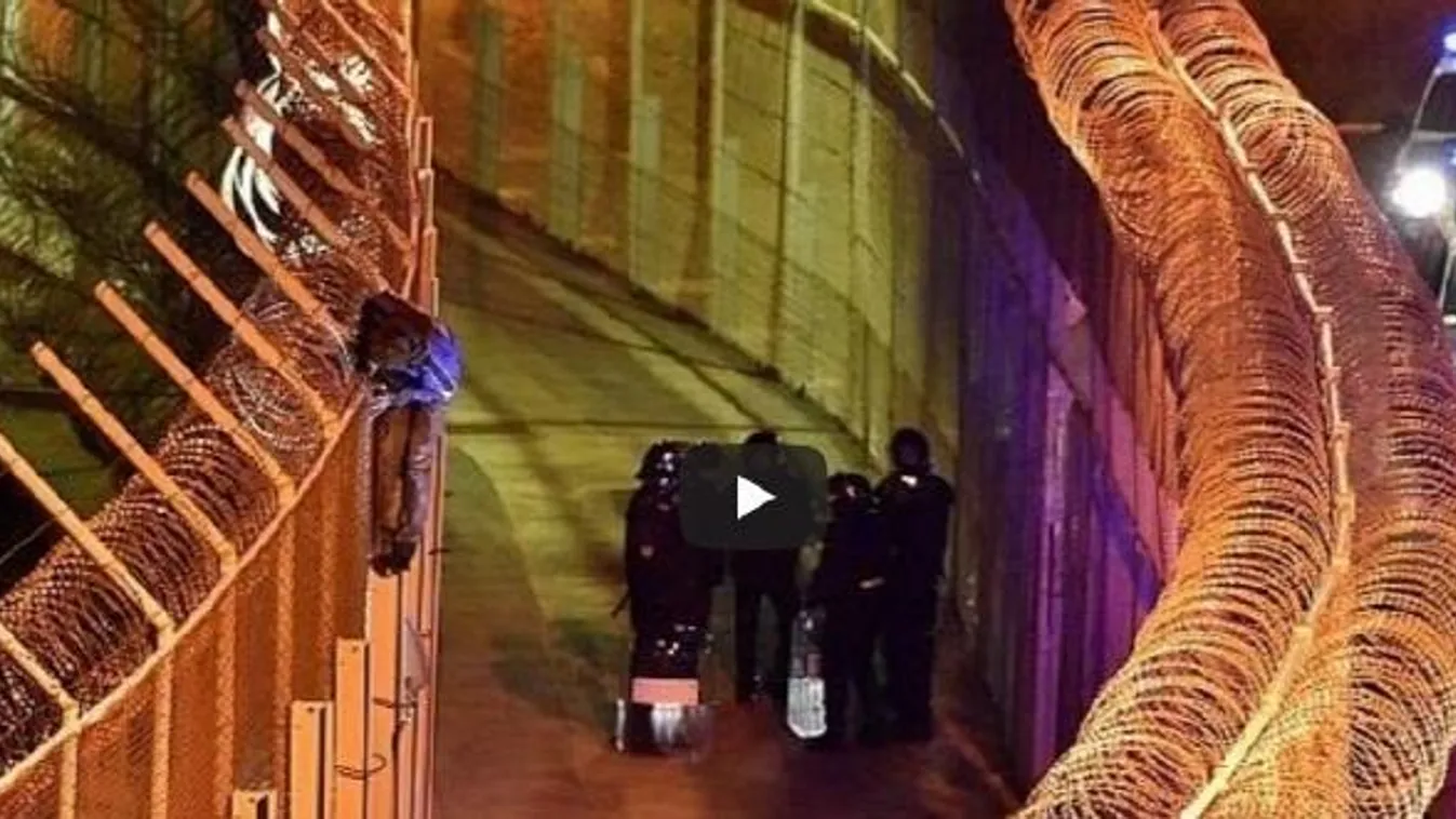 Lebontja a szögesdrótokat az afrikai kerítésről a spanyol kormány