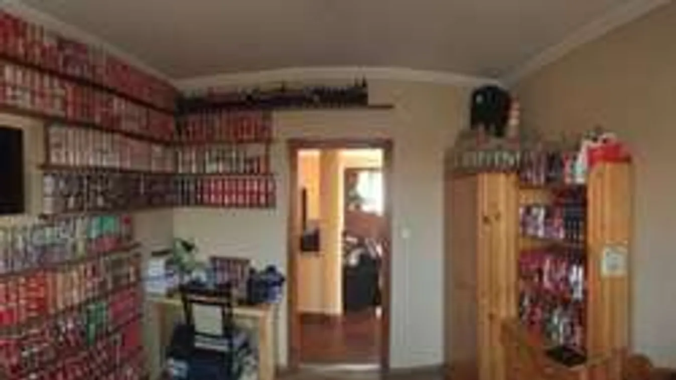 Elképesztő hobbi: 2000 kólásdobozt tart szobájában a debreceni férfi!