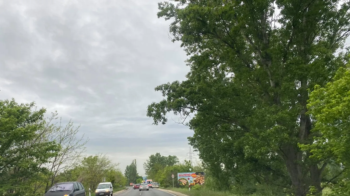 Idős férfi életéért küzdenek a 2-es főúton, vezetés közben lett rosszul – videó