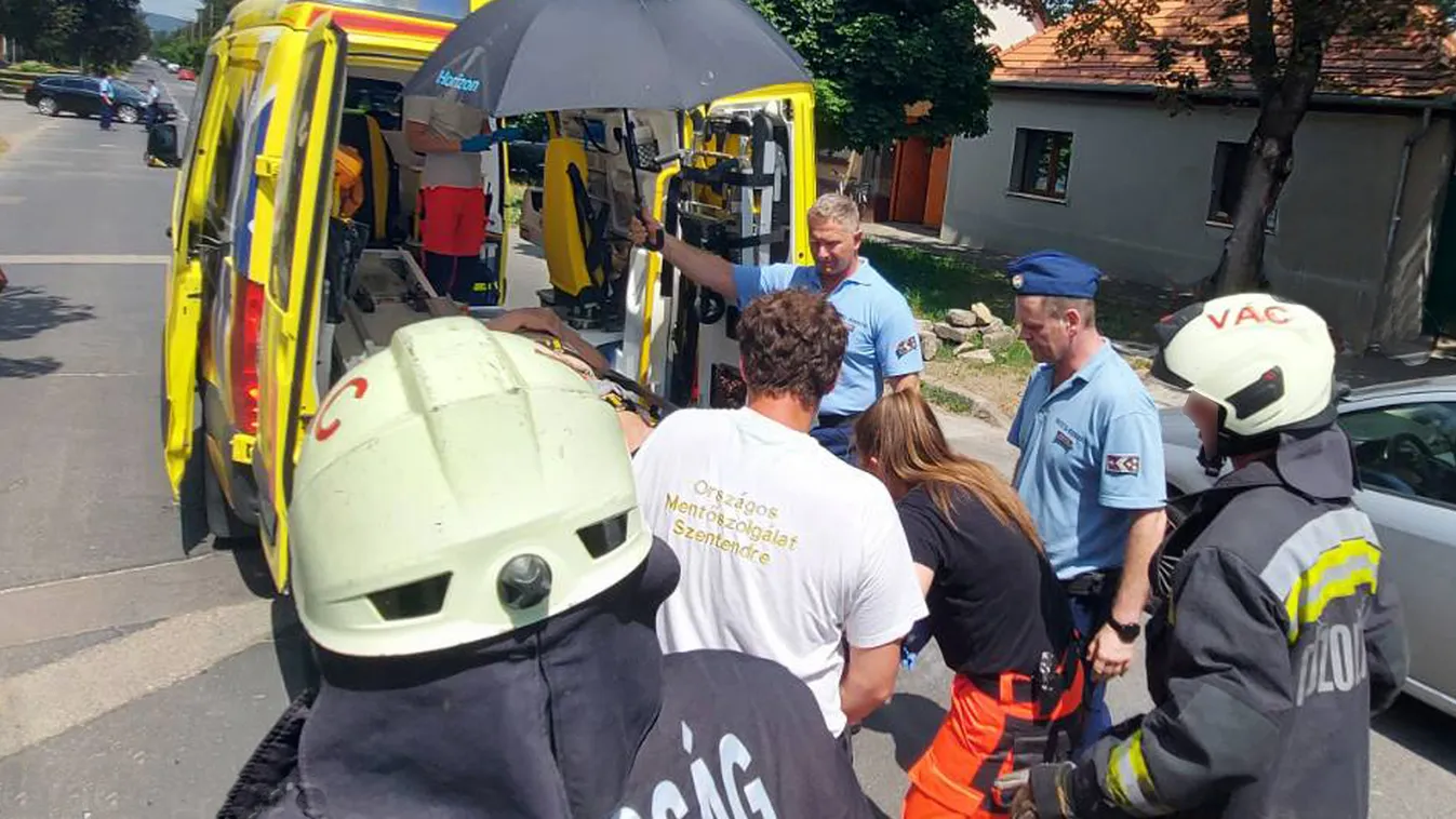 Pillanatokon múlt a tragédia: felborult kocsija alá szorult a sofőr – Fotók