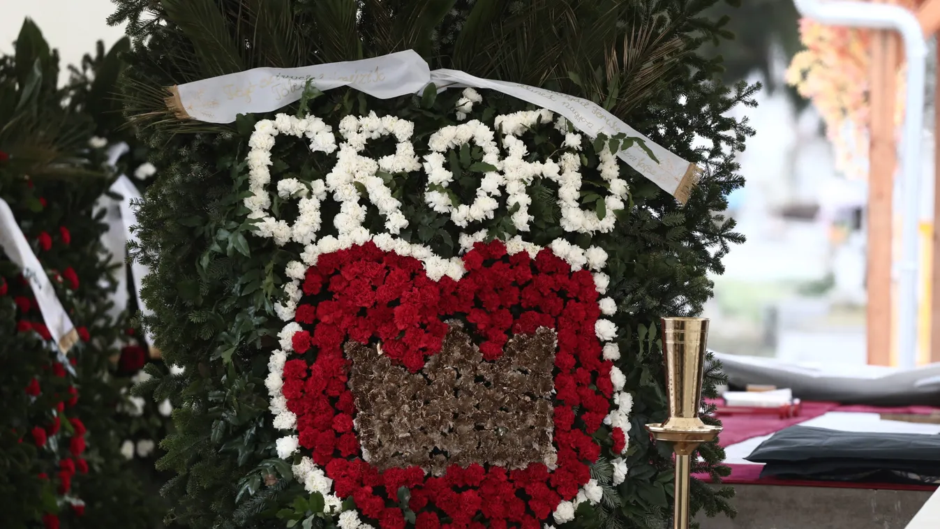 Itt a fotó a négylovas hintóról: Elkezdődött Nagy Grófo temetése