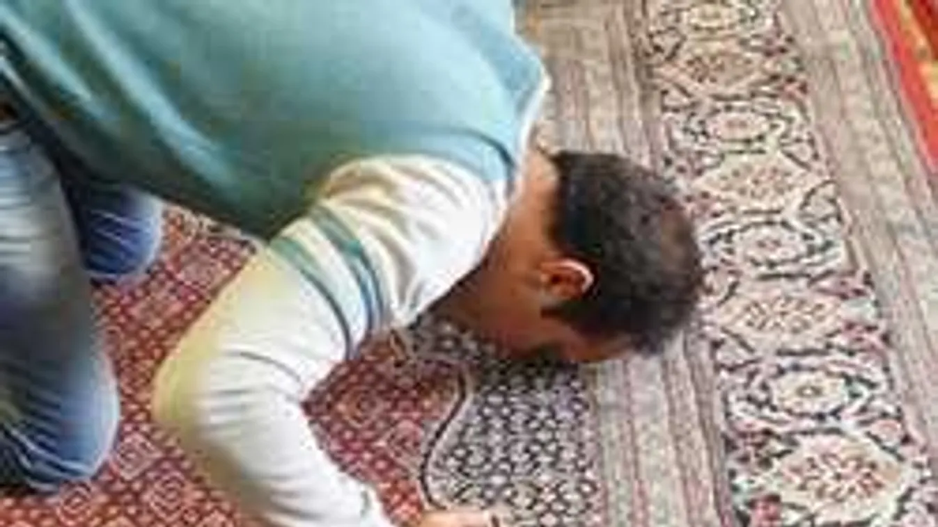 A genfi repülőtéren hangos, hangszórós imákkal áldják Allahot!