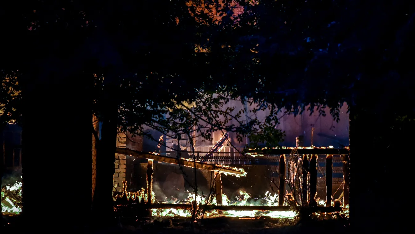 Óriási tűz pusztít Vásárhelyen, nyolc városból mentek oltani!