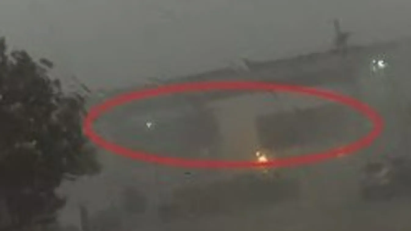 Az orkánerejű szél lefújt egy áthaladó vonatot a hídról