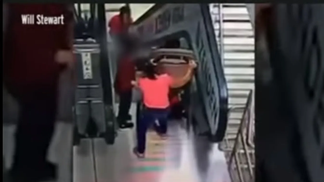 A szülők rémálma: mozgólépcsőn szabadult el a babakocsi – videó