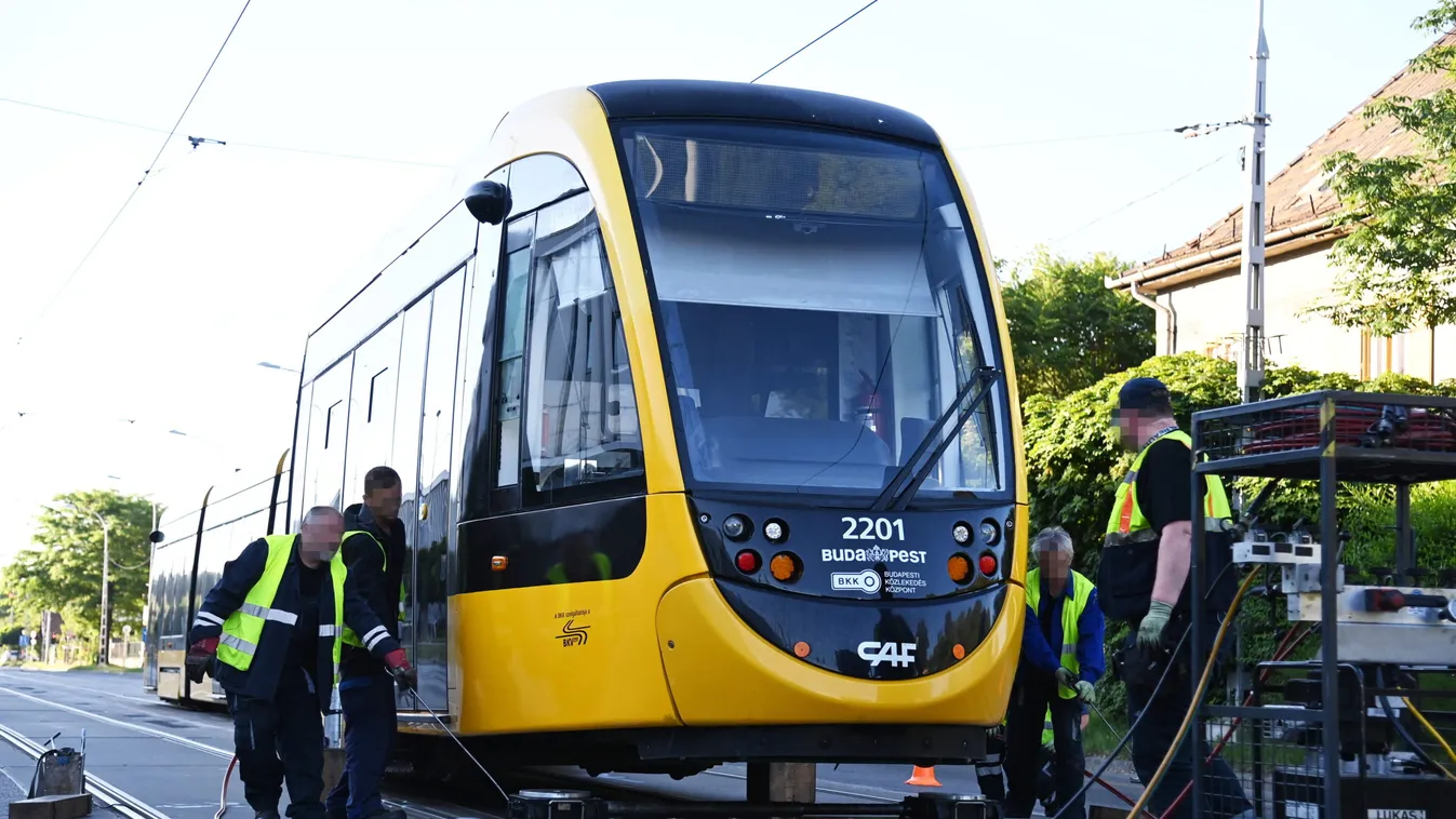 Súlyos baleset Pesten, a villamos is kisiklott – Fotó