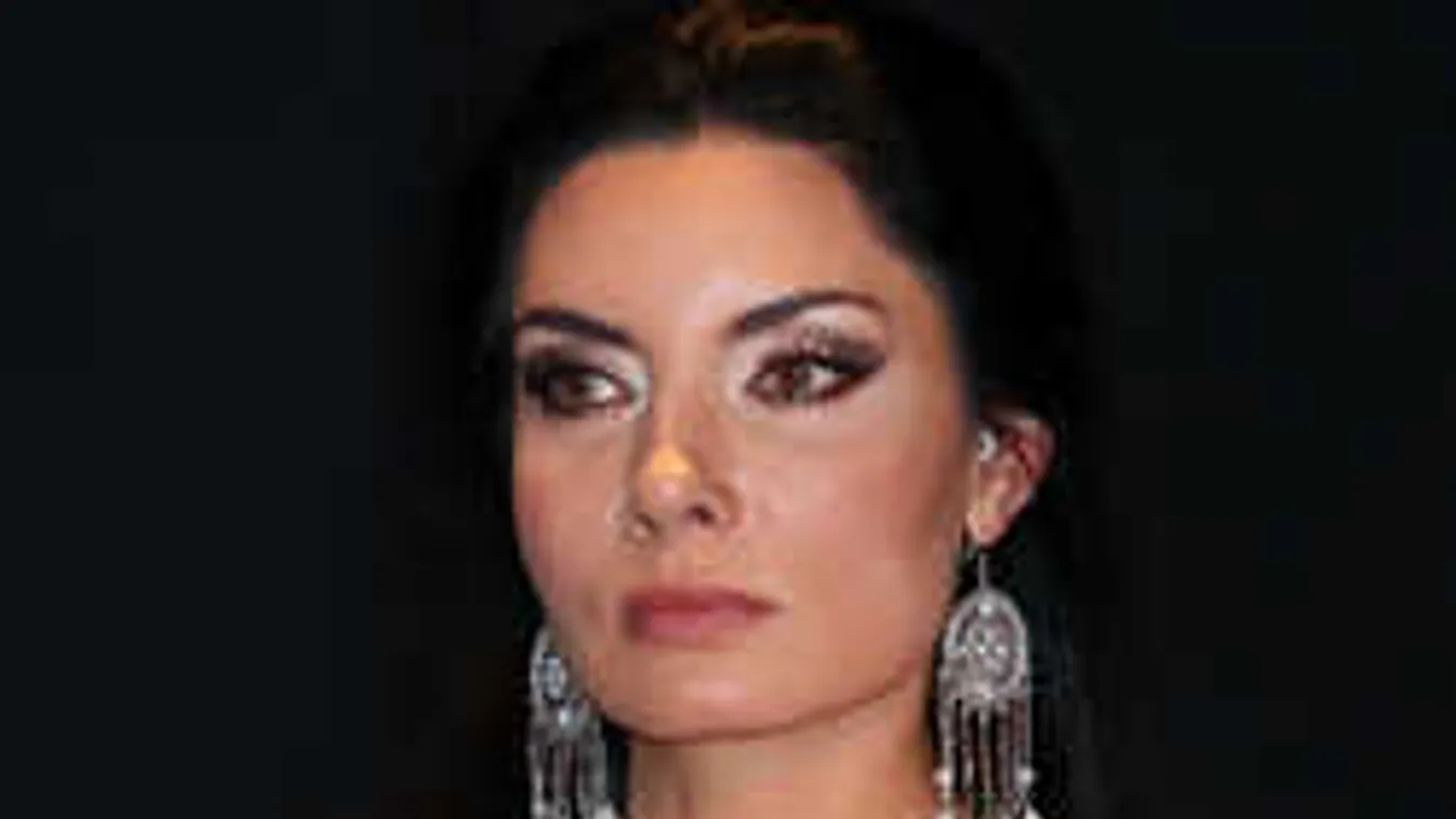 Valentin napi paparazzi: Így távozott a színházból Gregor Bernadett