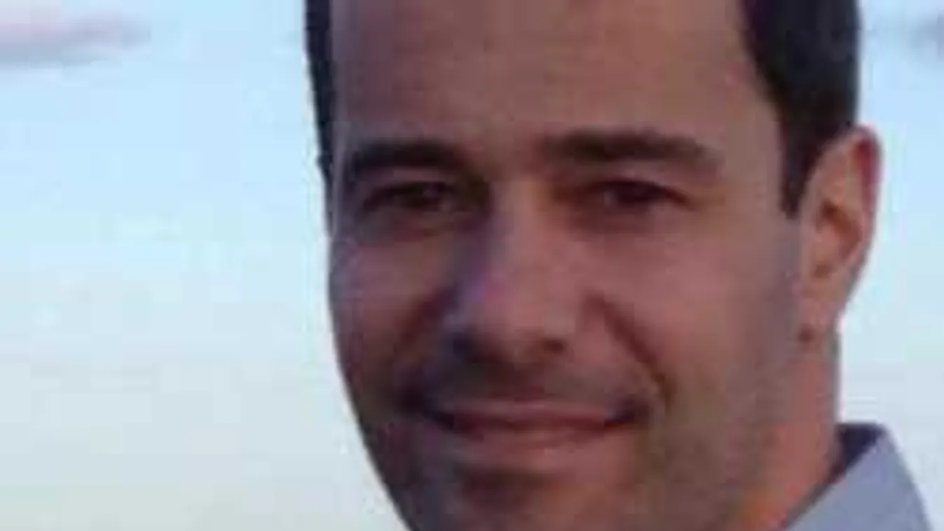 Ez komoly? Gatya nélkül ácsorgott a hóesésben a magyar sztár