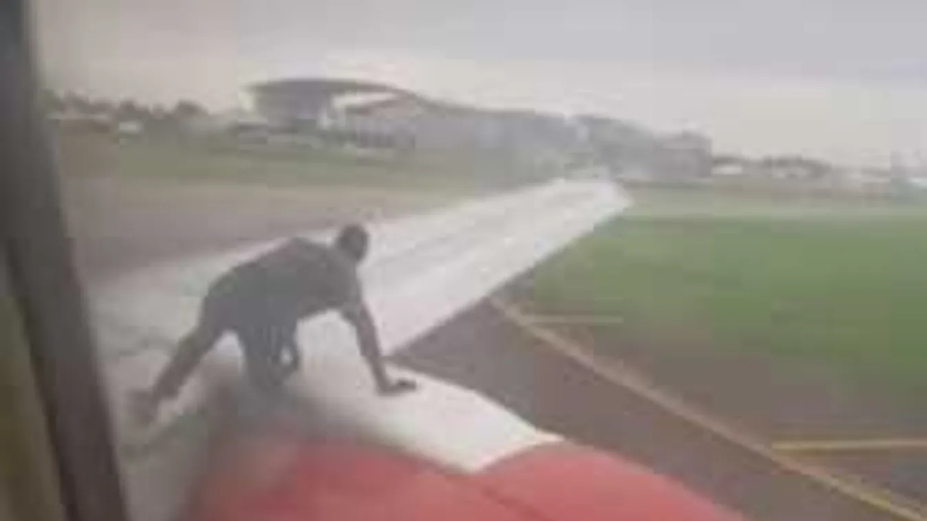 Egy utasszállító szárnyán kapták el a potyautast!  - videó