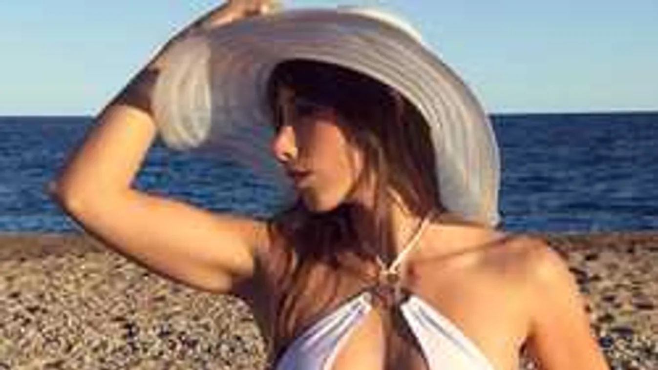 Eltűnt a bugyi, meglesték a zuhanyzóban meztelenkedő bombanőt