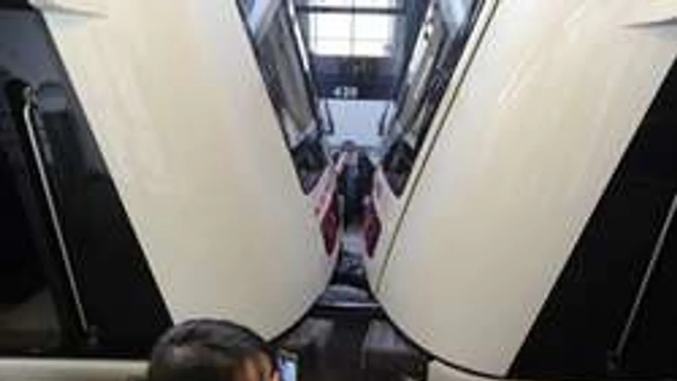 Metróbaleset: teljes a káosz, késnek a pótlóbuszok, hatalmas a dugó