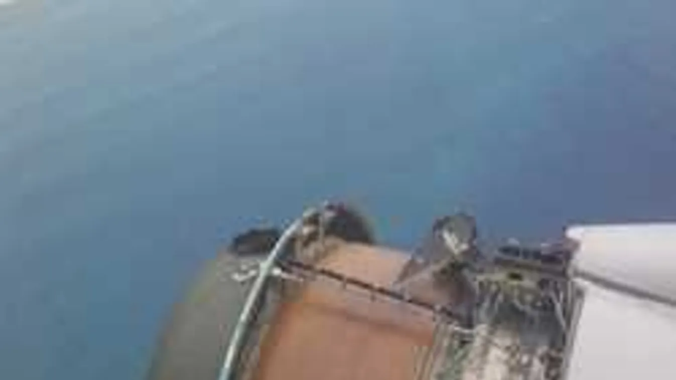 Horror, repülés közben esett szét az utasszállító hajtóműve - Hátborzongató fotók