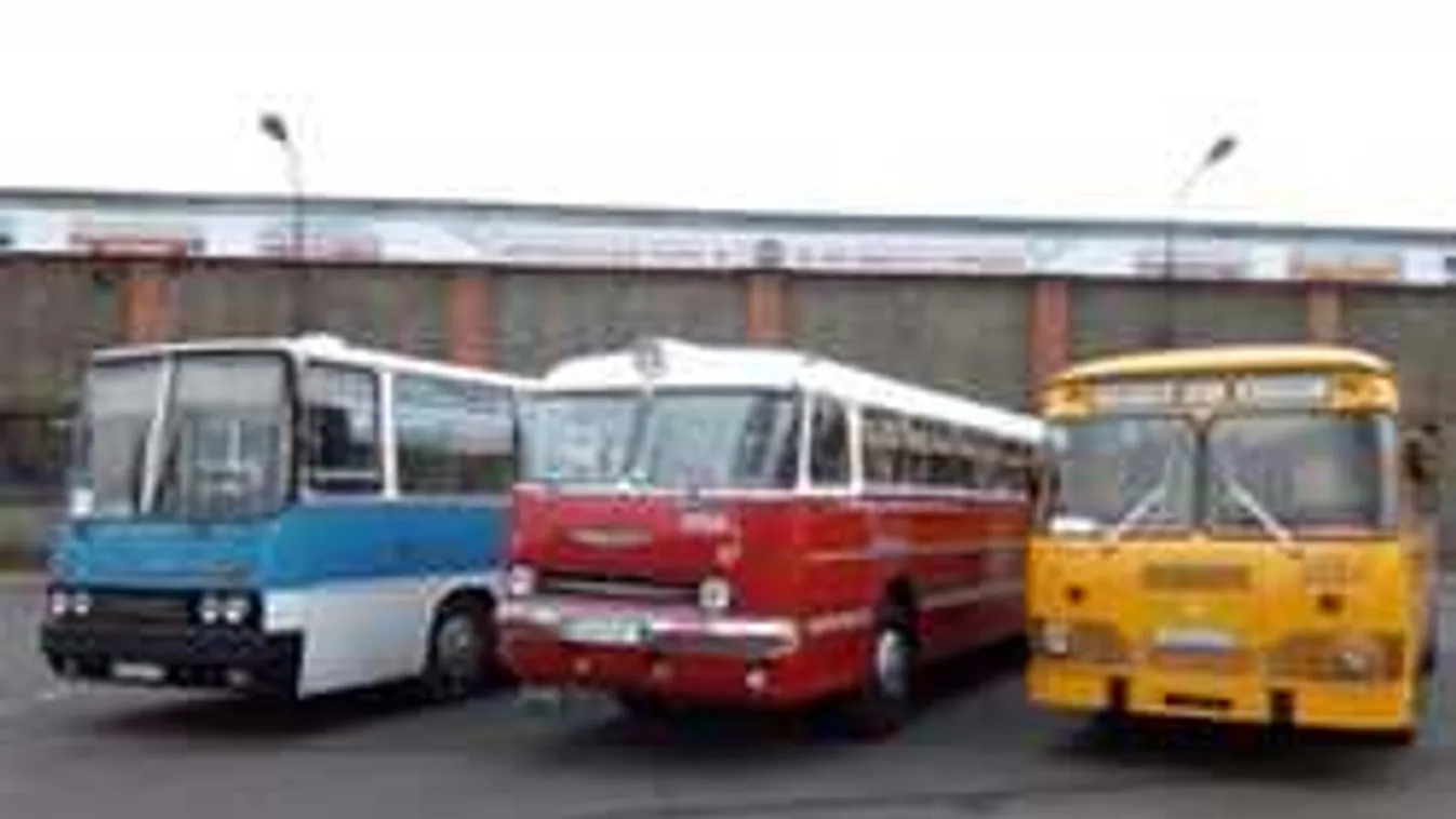 Így ráztak gatyába egy oldtimer faros Ikarus buszt Oroszországban