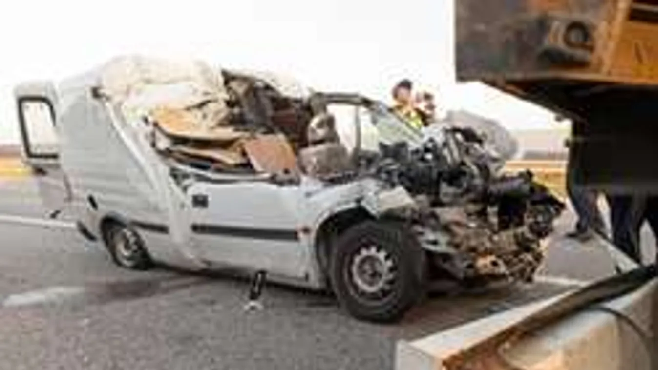 Durva fotók a péntek reggeli halálos balesetről! Rommá tört az autó