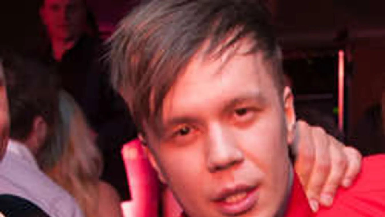 Lepattintotta barátnőjét a gyerekkel, inkább egyedül nyaral a magyar énekes