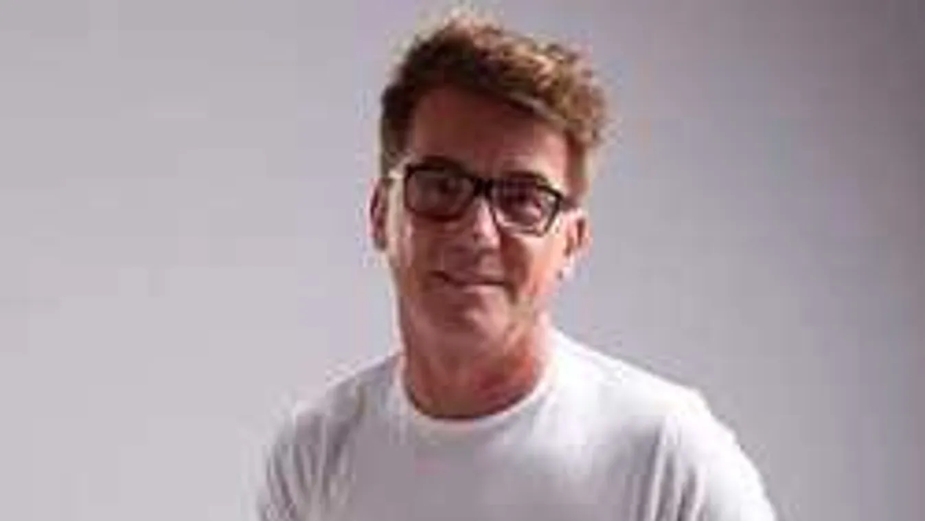 Nyaralásán vágta tönkre luxusautóját a magyar énekes