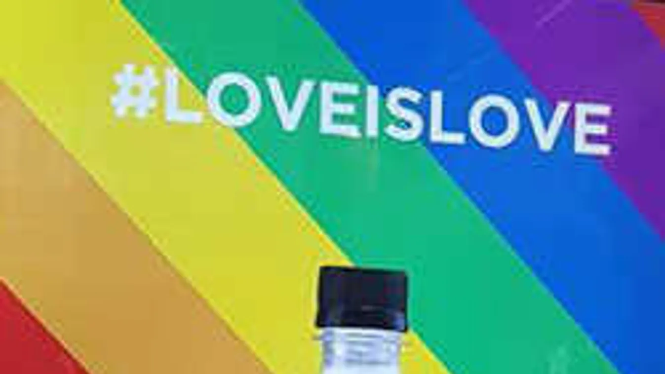 A Coca-Cola lecseréli a plakátokat