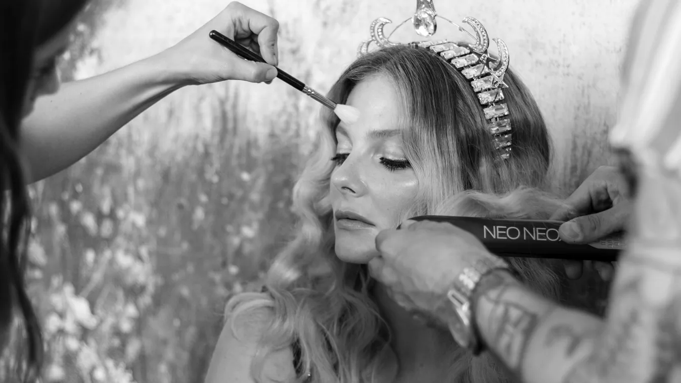 Könyv borítójára került Mihalik Enikő