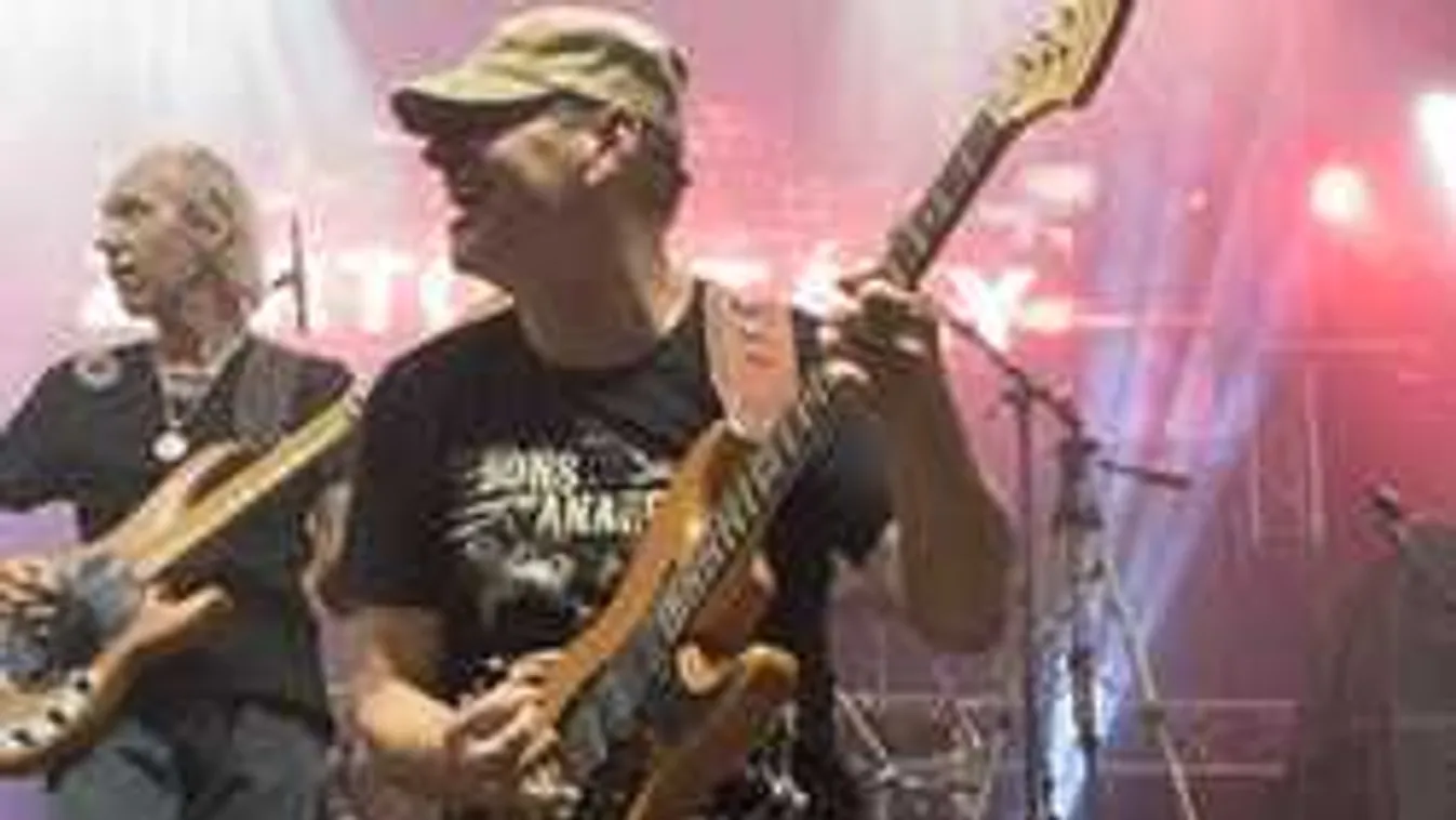 Nagy meglepetés, 60 évesen lesz újra apa a legendás magyar zenész