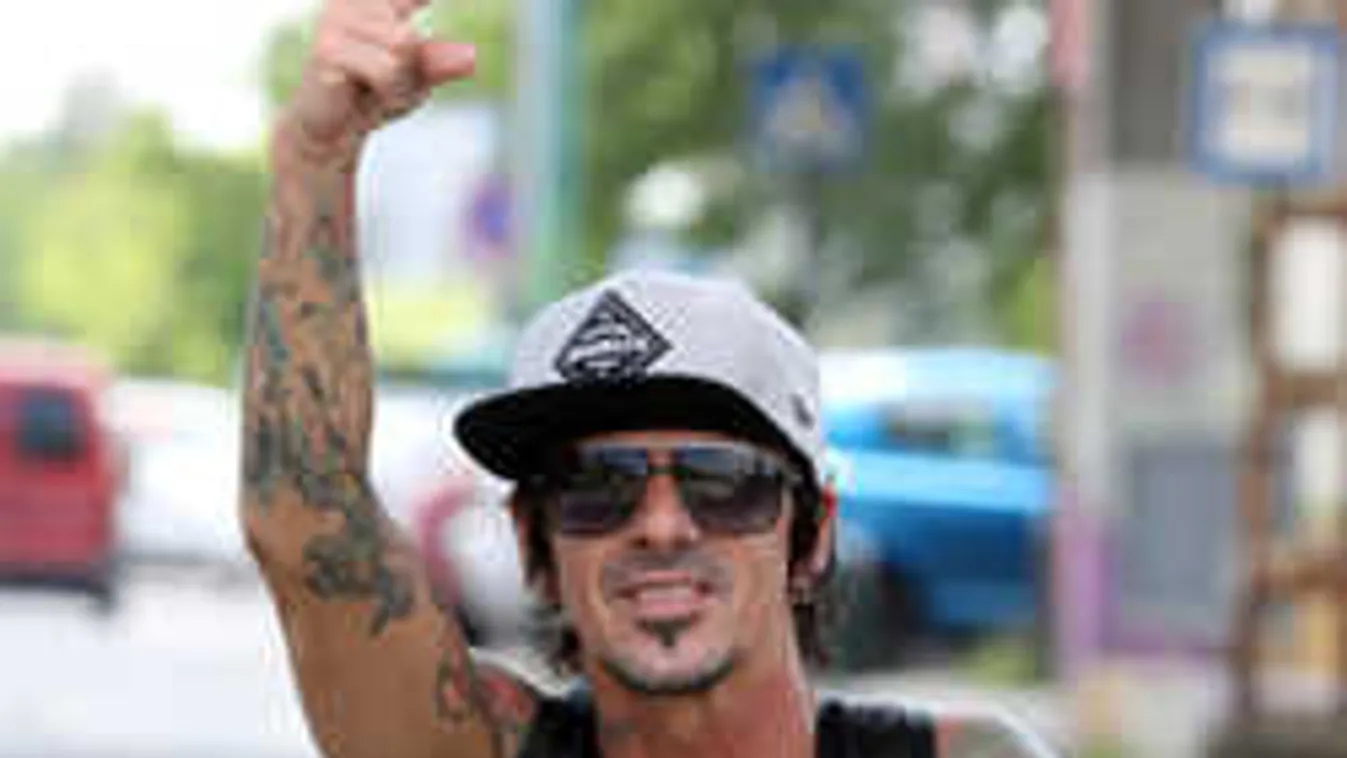 Ezt nézd: Egy szál alsóban dobolt a magyar rocker